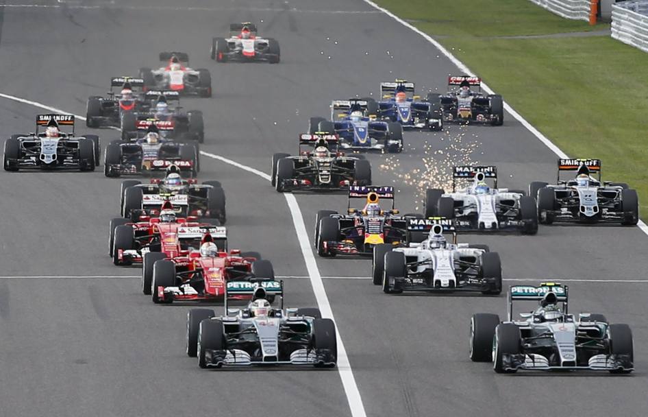 Il via del GP con Hamilton sulla sinistra che attacca Rosberg. Reuters